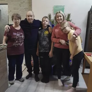 Альмира и Роберт с внуком Эмилем, с дочерью Лилией и внучкой Раминой
