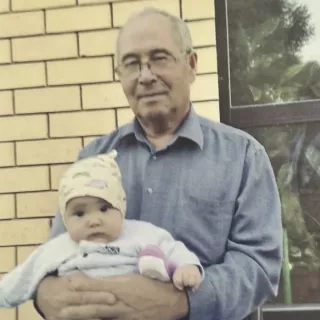 Расим с внучкой Майсарой (дочь Наили)